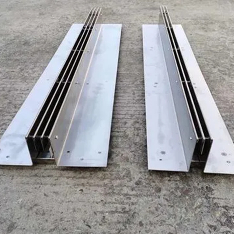 Des canaux de drainage linéaires sont utilisés pour les trottoirs